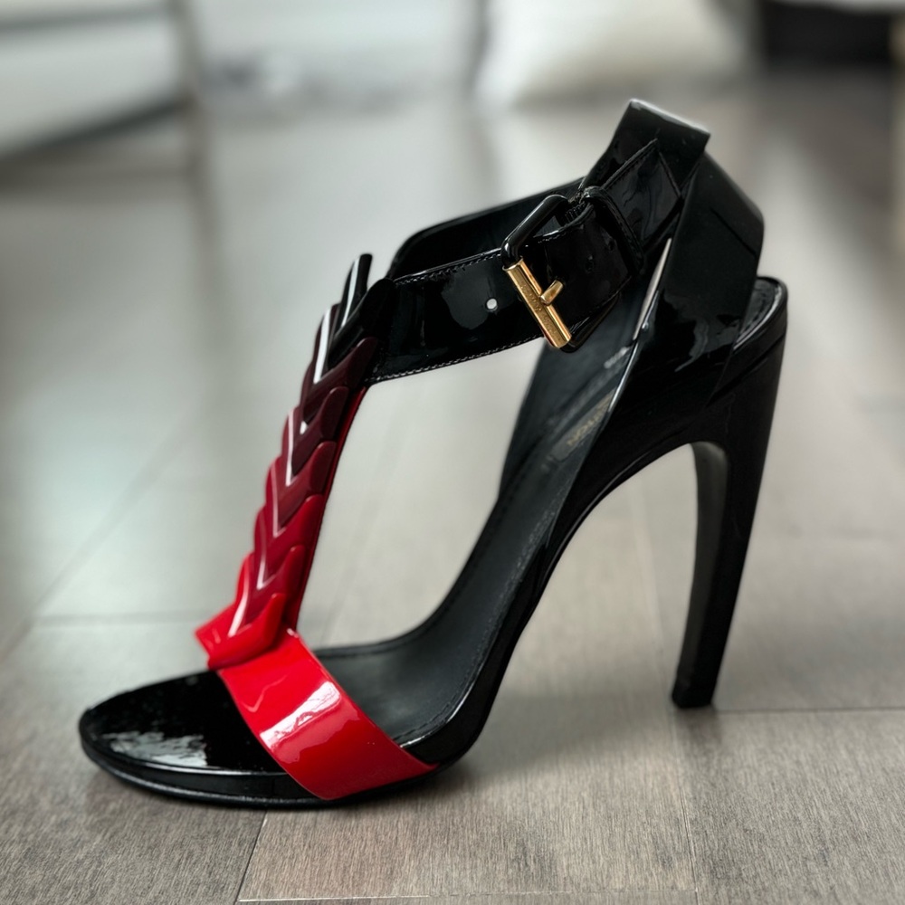 Louis Vuitton Black/Red Patent Leather Ankle
Strap Sandals Size 38